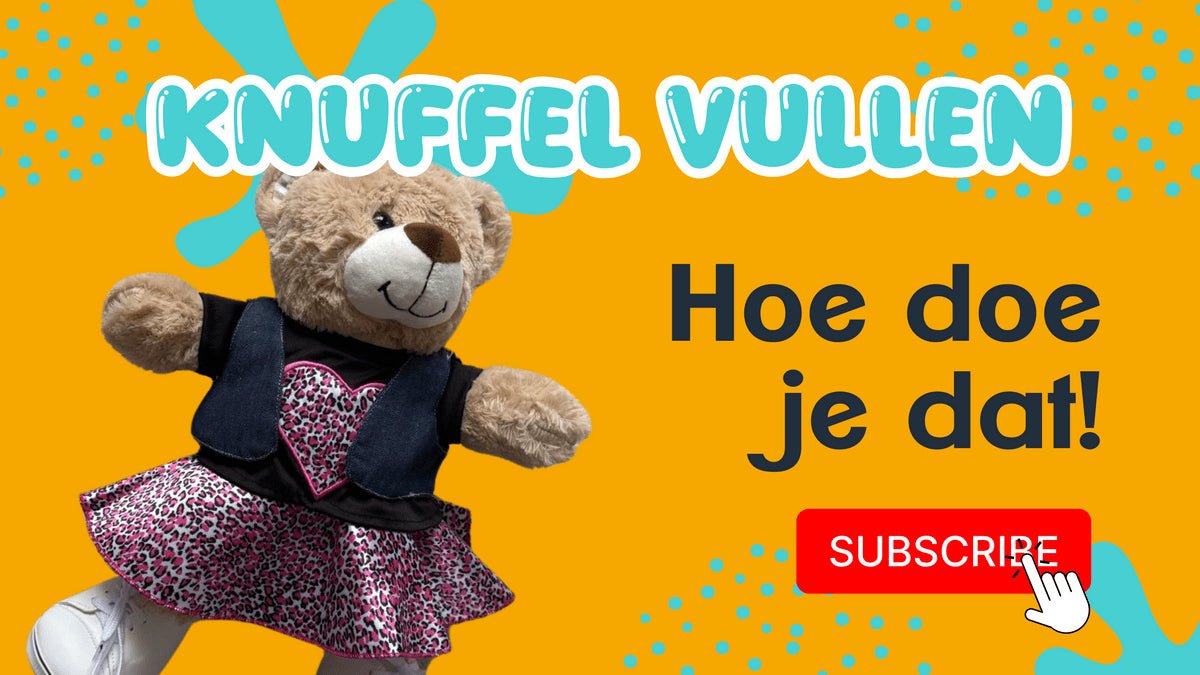 Charger la vidéo : Une vidéo montrant étape par étape comment un doudou est rempli et habillé. Un doudou vide est rempli d'un rembourrage doux, puis un petit cœur de vœux est ajouté. Ensuite, le doudou est habillé d'une jolie tenue, complète avec des accessoires. La vidéo se termine avec un doudou entièrement prêt à être câliné. L'arrière-plan est lumineux et joyeux, avec un accent sur les actions et la transformation du doudou.