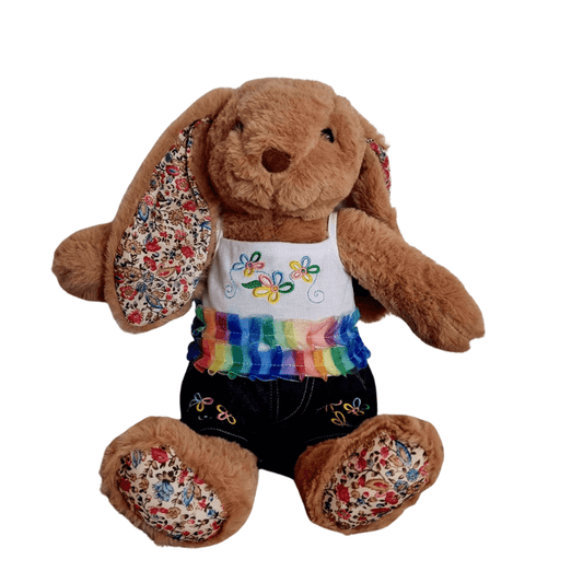 Flower jeans set - voor knuffel - Make a bearFlower jeans set - voor knuffel - Make a bear Coco het konijnenknuffel gekleed in de Flower Jeans - outfit, met een topje met spaghettibandjes en geborduurde bloemen, en een spijkerstof broekje.
