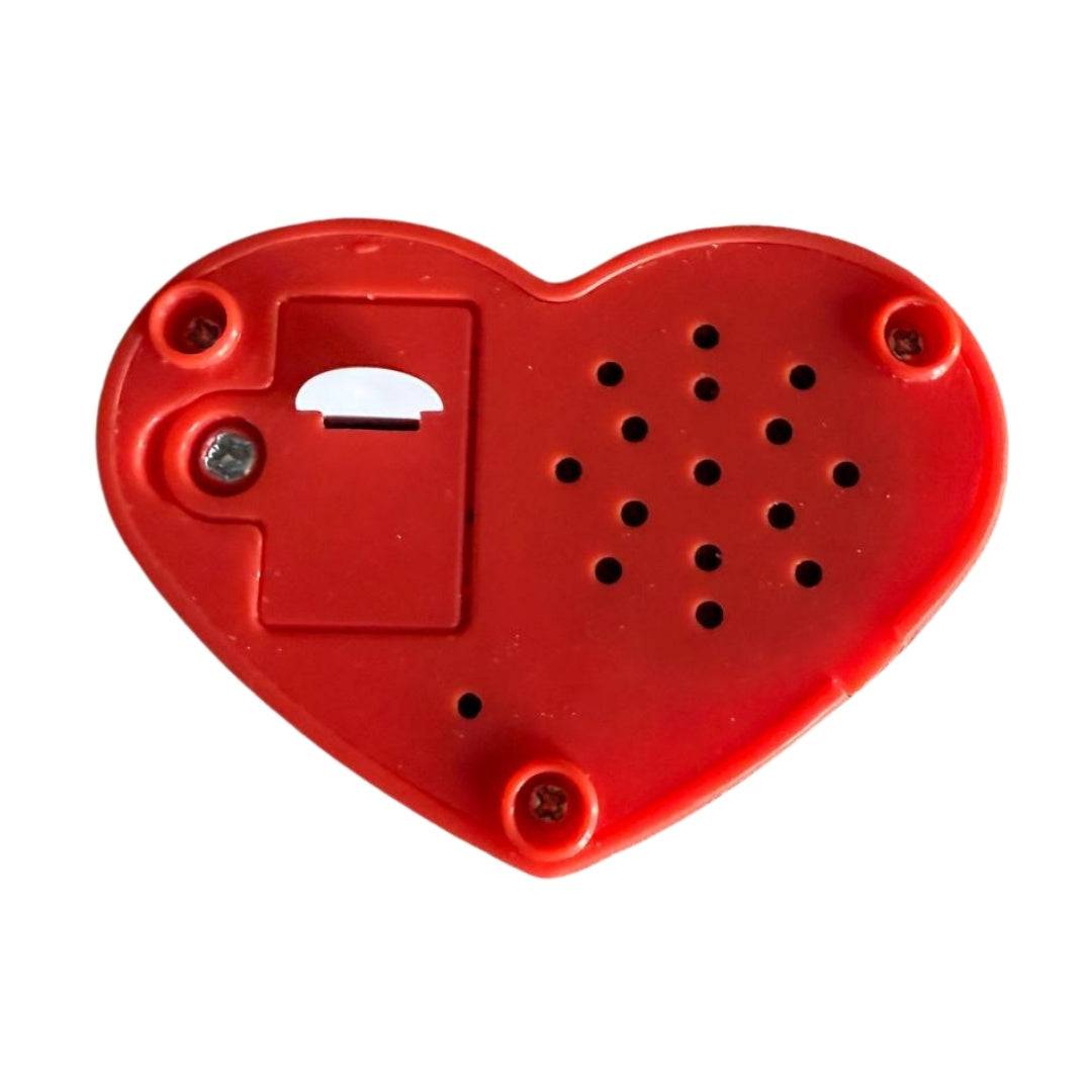 Make a Bear geluidsmodule – Opneembaar hartje voor knuffels met 30 sec audio. Hier is de achterkant te zien, waar je de batterij kan in doen.