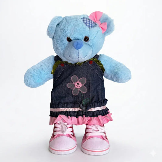 Knuffel in jeansjurkje met strikje om het oor – stijlvolle outfit uit de Make a Bear collectie