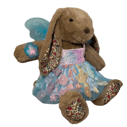 Vlinderjurk Voor Knuffels - Make a bear Knuffelkonijn Coco draagt de vlinderjurk met vleugels, een kleurrijk en schattig outfit voor je knuffelvriend. Perfect voor elke gelegenheid!